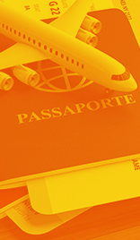 Passaporte, avião e barra de ouro, representando o Câmbio Turismo